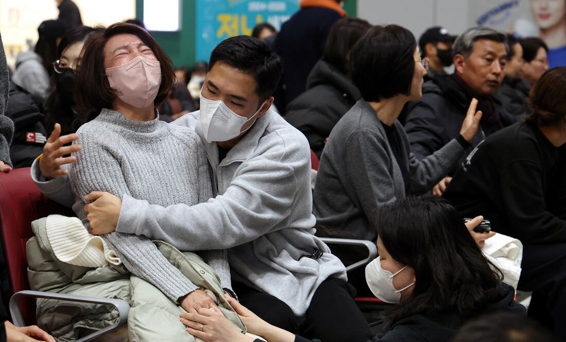 La gente lamenta el accidente de un avión de Jeju Air que se estrelló en el Aeropuerto Internacional de Muan, al suroeste de Seúl, Corea del Sur, el 29 de diciembre de 2024. Foto: EFE
