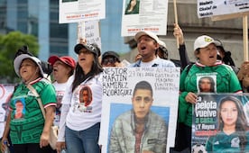 En inauguración del Mundial buscadoras protestan en el Ángel de la Independencia; aficionados celebran goles de la Selección Mexicana