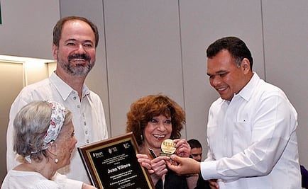 Villoro recibe Premio José Emilio Pacheco en la FILEY