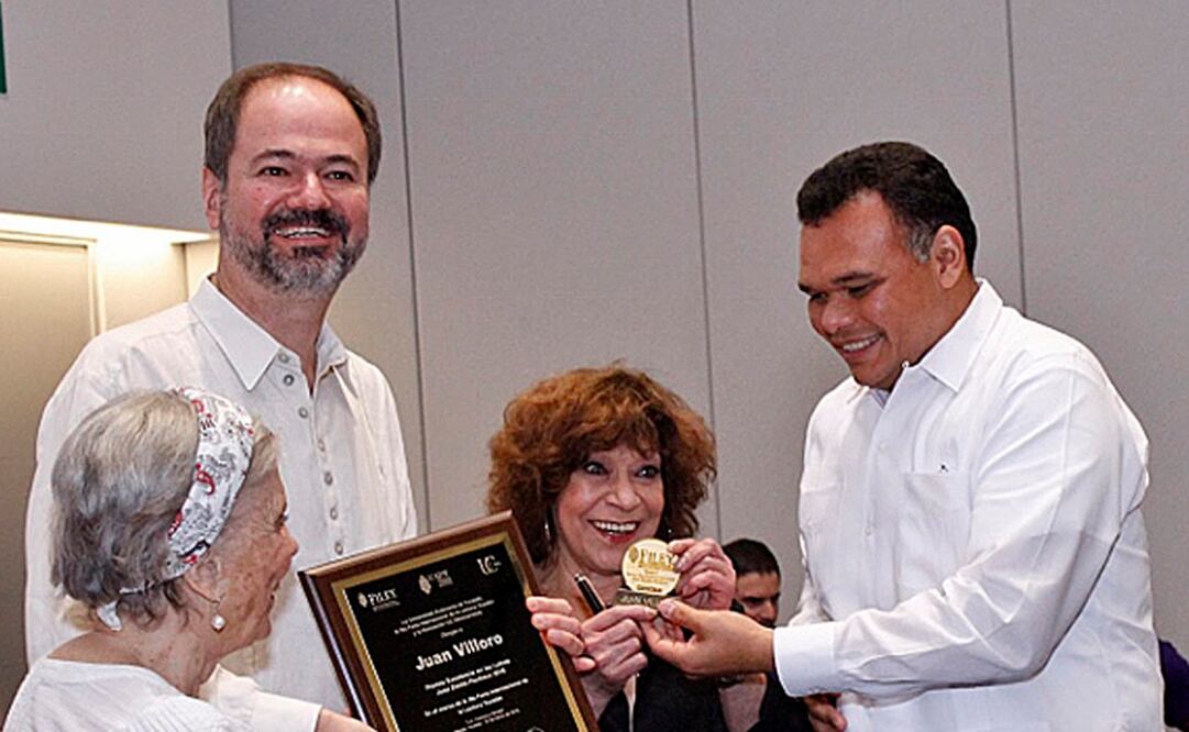 El escritor Juan Villoro acompañado por la escritora Elena Poniatowska, Cristina Pacheco y el gobernador del estado Rolando Zapata. FOTO: EFE