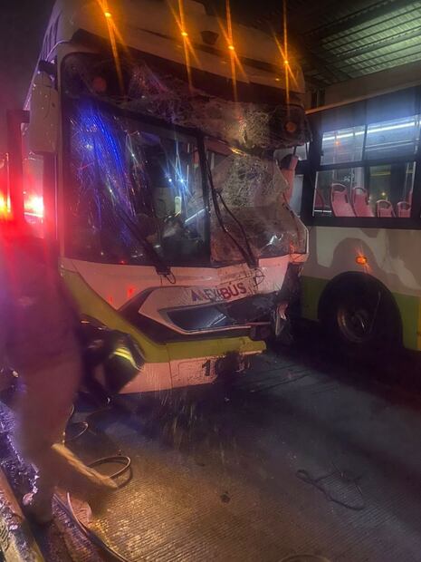 Suman 26 lesionados por choque entre dos unidades de Mexibús en Las Américas, Ecatepec