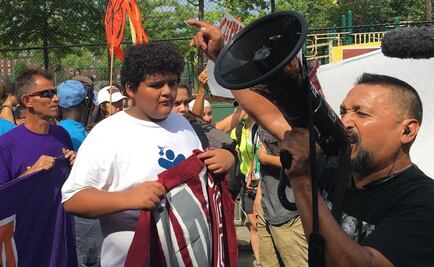 Activistas marchan cerca de sede de Convención Demócrata