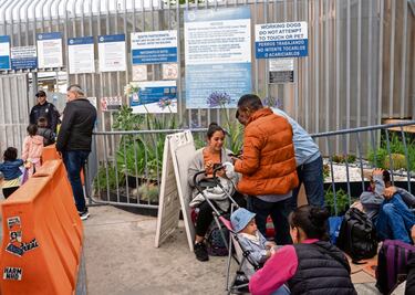 Abarrotan migrantes garita San Ysidro