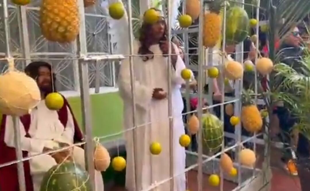 Sentado en una banca de madera, tras barrotes color blanco, Jesús de Nazaret espera a ser trasladado a la Macroplaza de Iztapalapa. Foto: Captura de pantalla