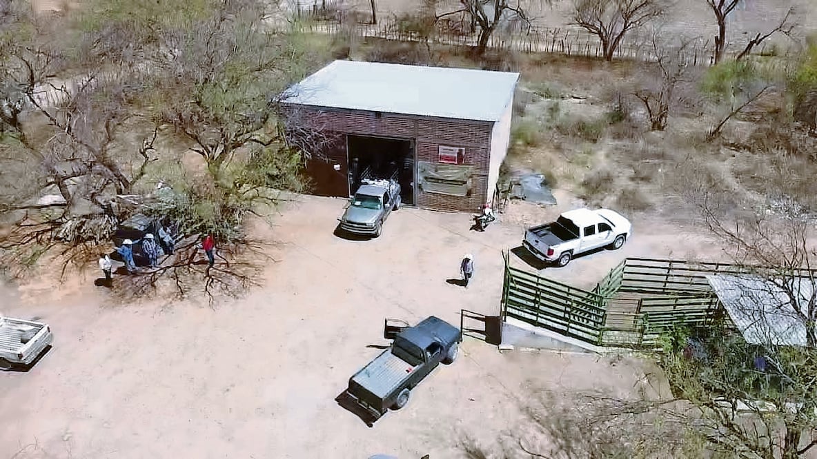Con fotos, el priista Óscar Luna mostró que en la bodega
del candidato morenista se entregan fertilizantes. Foto Especial