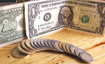 Dólar cede terreno en última sesión del año; cierra en 17.53