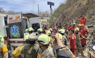 VIDEO Rescatan con vida a segundo trabajador atrapado en mina Santa Fe; es trasladado para recibir atención médica