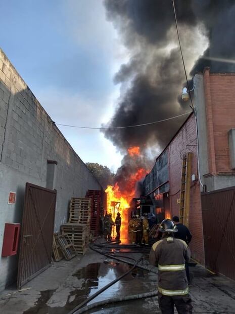 Se registra incendio en fábrica de velas en Cuautitlán; desalojan a 280 personas