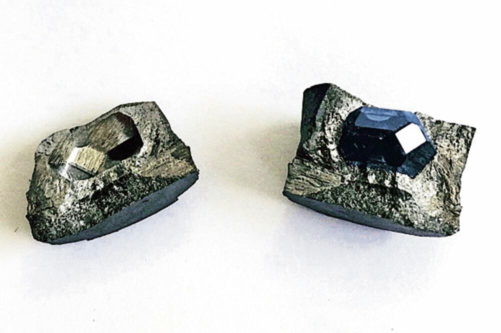 El anillo, cuyo diamante está hecho de las cenizas del arquitecto, fue parte de la muestra La propuesta, de la artista Jill Magid, exhibida recientemente en Suiza, y que en noviembre llegará a San Francisco (ESPECIAL)