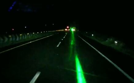 Captan a delincuentes usando láser para asaltar automovilistas en Cumbres de Maltrata, VIDEO