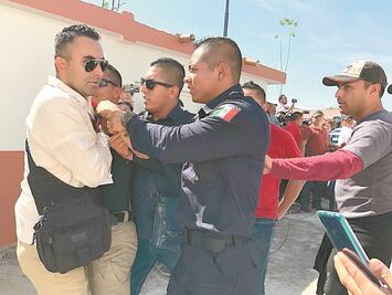 En la cuna de Zapata reciben con protestas a López Obrador