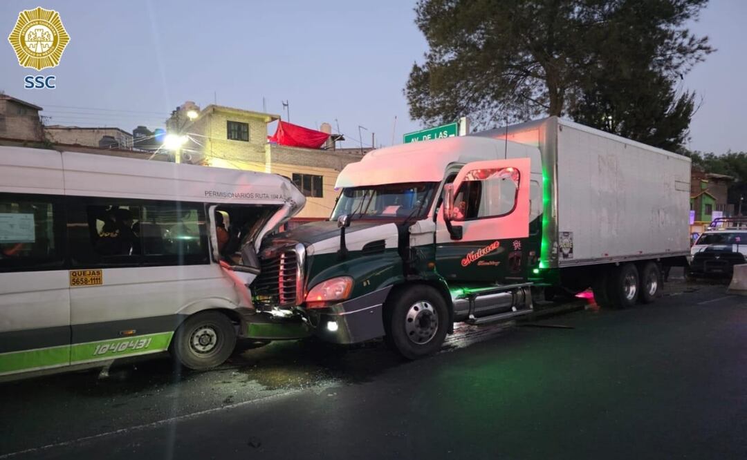 Choque en Iztapalapa deja cinco lesionados; uno grave tras accidente entre transporte público y camión de carga. Foto: Especial