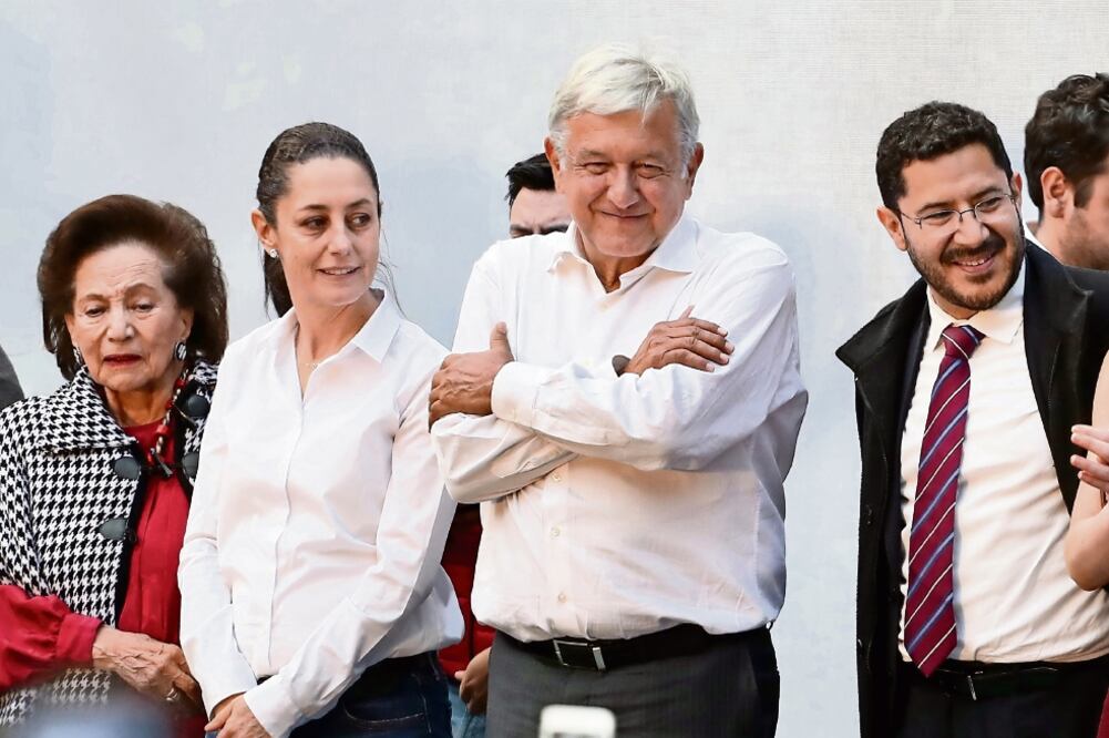 Andrés Manuel López Obrador, candidato presidencial por la coalición Juntos Haremos Historia, durante un mitin en la delegación Miguel Hidalgo con la candidata a la jefatura de Gobierno, Claudia Sheinbaum (BERENICE FREGOSO. EL UNIVERSAL)