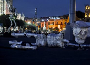 FOTOS: Llegan calaveras monumentales al Zócalo para megaofrenda del Día de Muertos