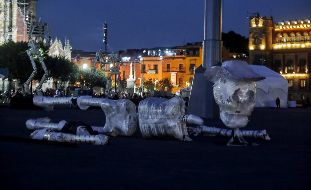 Calaveras monumentales en el Zócalo de la Ciudad de México. Foto: Yaretzy M. Osnaya / EL UNIVERSAL