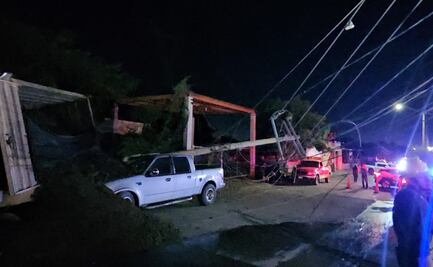 Góndola se queda sin frenos y tumba poste de luz en Culiacán; hay tres vehículos dañados