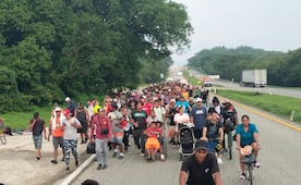 "Las fronteras están cerradas"; EU advierte a caravana migrante que intenta cruzar de Honduras a Guatemala