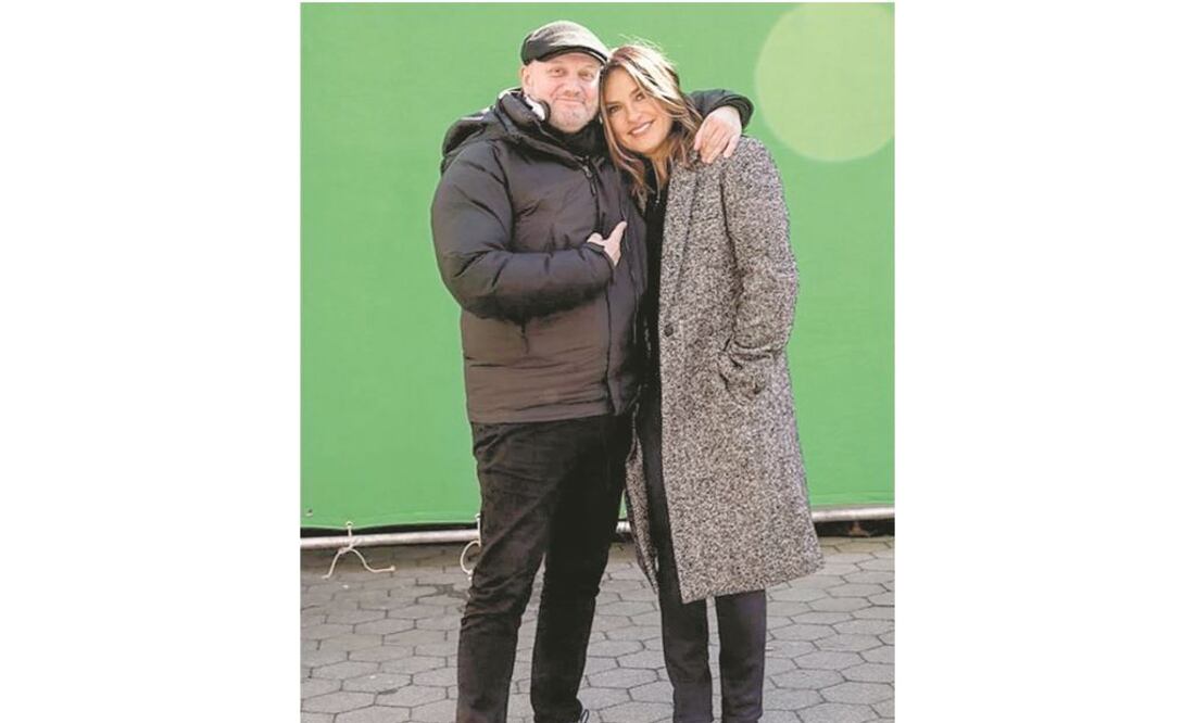 El director posa con la protagonista de la serie, Mariska Hargitay. FOTOS: HEIDI GUTMAN/NBC