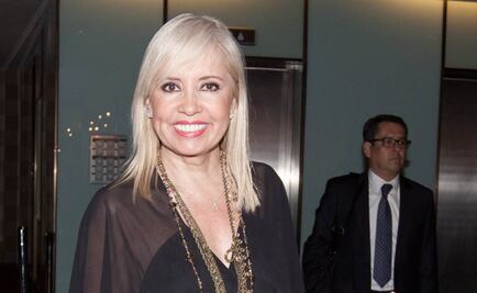 Carla Estrada mira hacia la pantalla grande