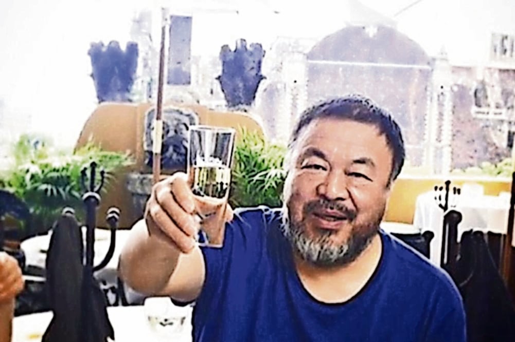 En su segundo día en la Ciudad de México, el artista chino Ai Weiwei bebió tequila (TOMADAS DE INSTAGRAM)