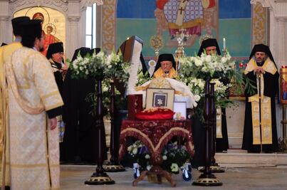 Llegan primeros asistentes a sepultura del arzobispo Antonio Chedraoui