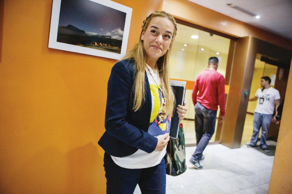 Lilian Tintori, esposa del opositor Leopoldo López, en rueda de prensa en la que dijo que él está de acuerdo en participar en las regionales de octubre (CRISTIAN HERNÁNDEZ. EFE)