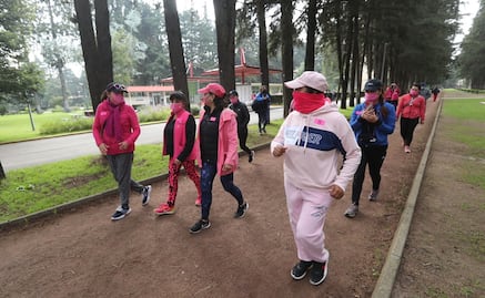 Realizan caminata rosa con causa para recaudar recursos contra el cáncer de mama