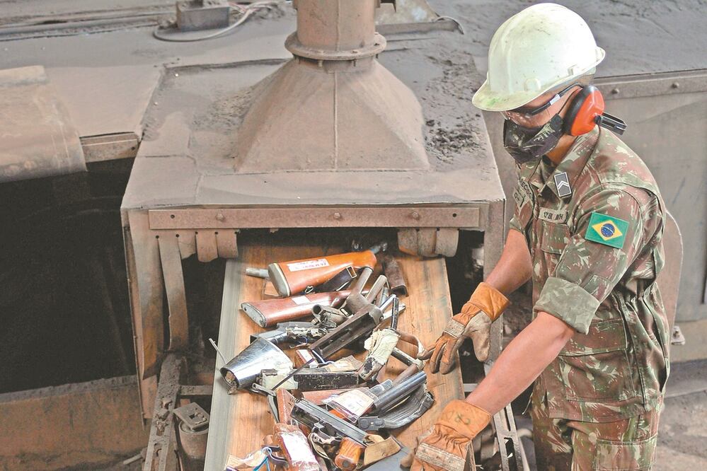 Armas decomisadas a criminales son destruidas en una base militar en Minas Gera is, Brasil. El país renace como productor y exportador de armamento, dice SIPRI. Foto: DOUGLAS MAGNO. AFP