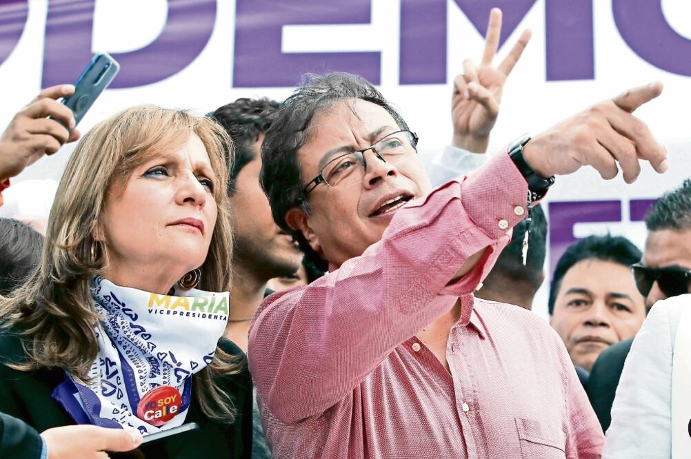 Gustavo Petro (der.) con Ángela Robledo, su candidata a vicepresidenta, durante un evento de campaña en Bogotá el pasado 8 de junio. (FERNANDO VERGARA. AP)