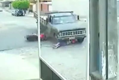 Motociclista es arrollado por una camioneta y sale caminando