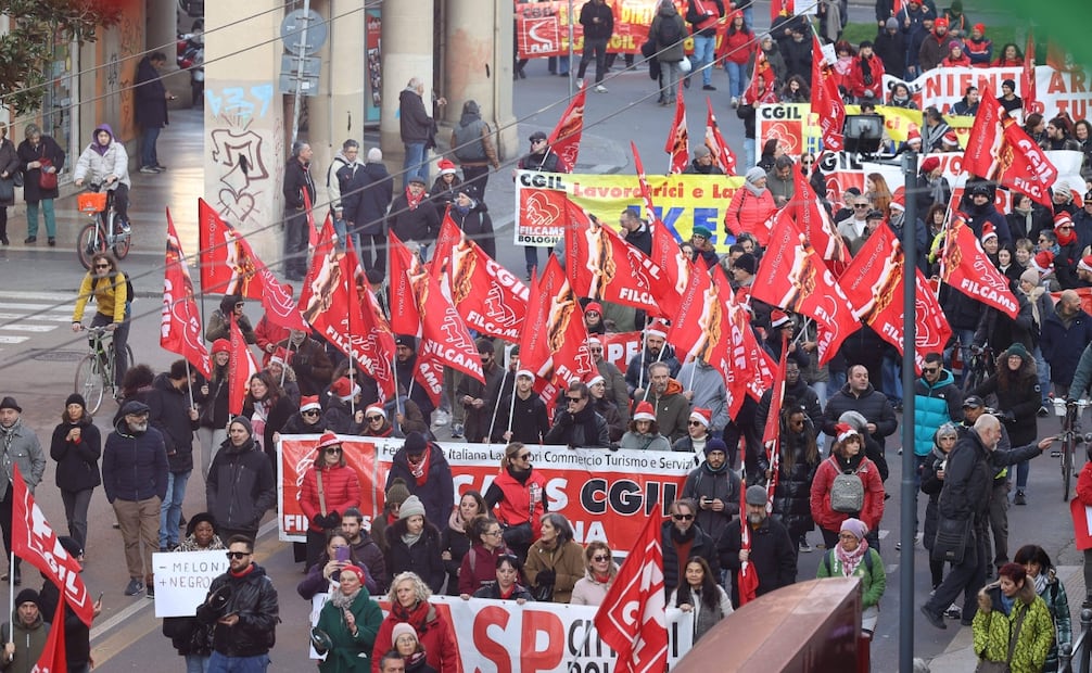 La gente marcha con motivo de una huelga general convocada por el sindicato CGIL (Confederación General Italiana del Trabajo) para protestar contra la ley de presupuesto en Bolonia, Italia, el viernes 12 de diciembre de 2025. Foto: AP