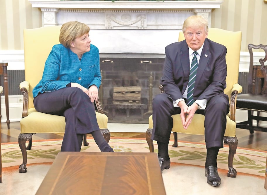 La canciller alemana Angela Merkel visitó en 2017 la Casa Blanca y se reunió con Trump, quien evitó darle la mano. Archivo. AP