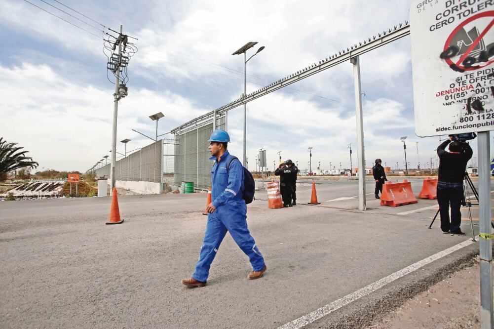 Al margen de la norma, se adjudicaron contratos a la Secretaría de la Defensa Nacional para las obras en el aeropuerto. (ARCHIVO ELUNIVERSAL)