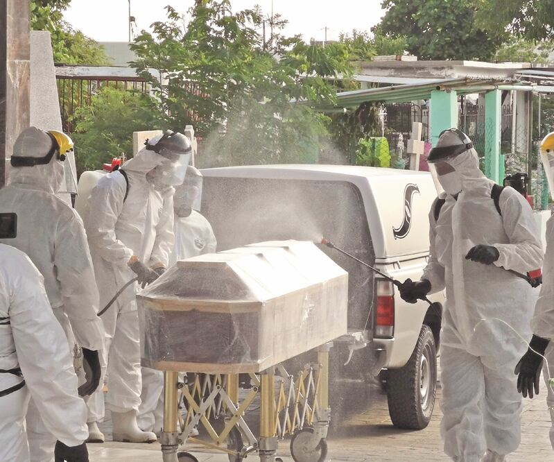 En 2020 fallecieron en Juchitán 976 personas, de las cuales, a 300 se les certificó como neumonías atípica s, insuficiencias respiratorias o sospecha del virus. FOTOS: ROSELIA CHACA. EL UNIVERSAL