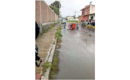 Camioneta impacta bicitaxi en Amecameca; muere un niño 