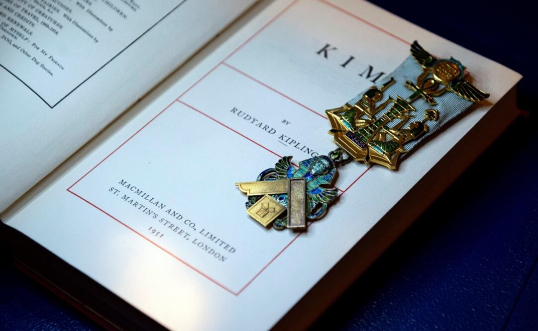 Londres acoge la mayor exposición de insignias masónicas exhibidas en R.Unido. Foto: EFE/ Will Oliver