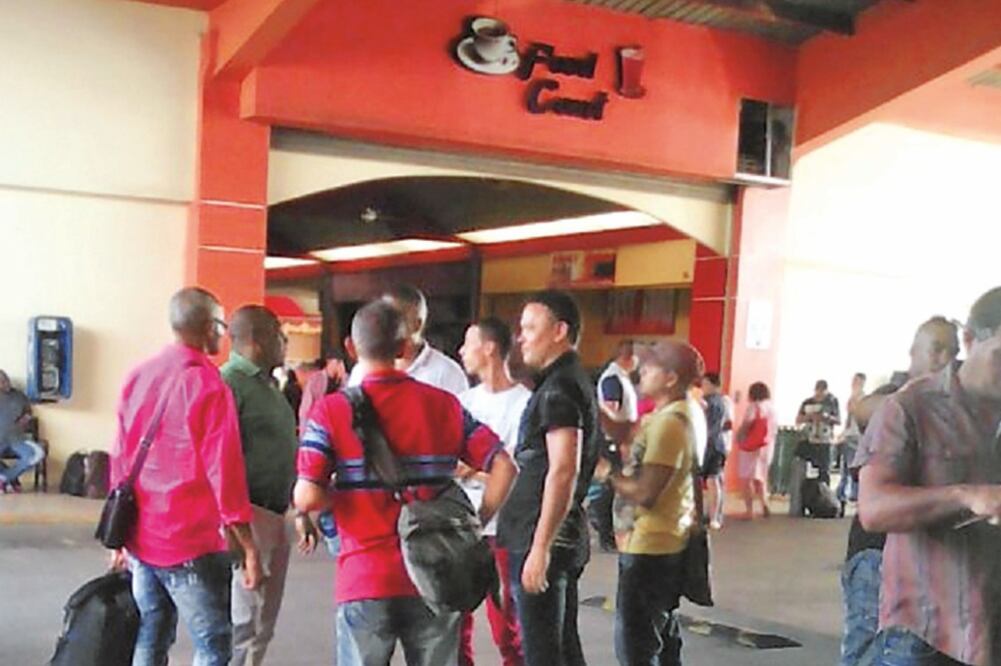 Un grupo de migrantes irregulares cubanos permanece en Paso Canoas, puesto limítrofe entre Costa Rica y Panamá, como parte de una nueva oleada migratoria de personas oriundas de Cuba sin visa en ruta a EU (CORTESÍA: PERIÓDICO CRÍTICA, DE PANAMÁ)