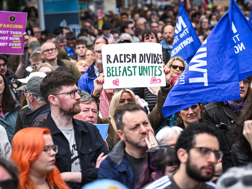 Personas participan en una manifestación de solidaridad en Belfast tras los disturbios registrados esta semana a raíz de un apuñalamiento ocurrido el 8 de junio en la ciudad (13/06/2026). Foto: EFE