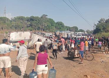 Vuelca tráiler cargado con productos de limpieza en Chiapas y hacen rapiña