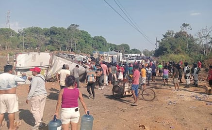 Vuelca tráiler cargado con productos de limpieza en Chiapas y hacen rapiña