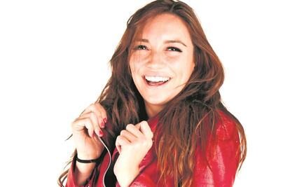 Regina Blandón, manicure en el aeropuerto