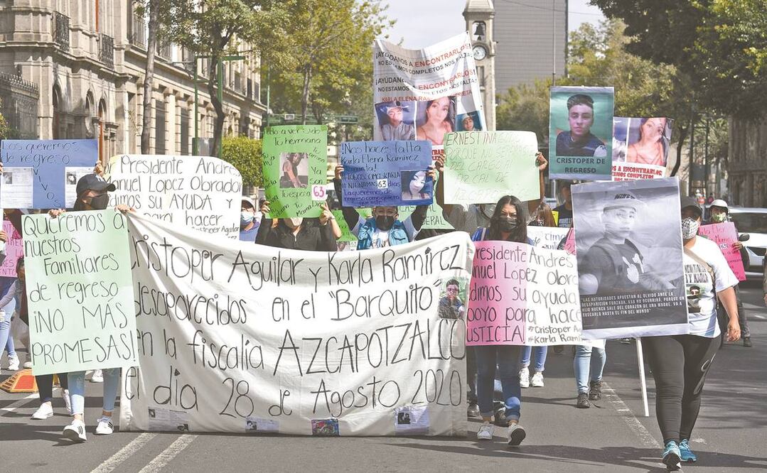 Los familiares de Karla y Christopher partieron de “El Caballito” a la Secretaría de Gobernación para exigir justicia por la desaparición de los jóvenes en agosto pasado, en Azcapotzalco. Foto: HUGO GARCÍA. EL UNIVERSAL