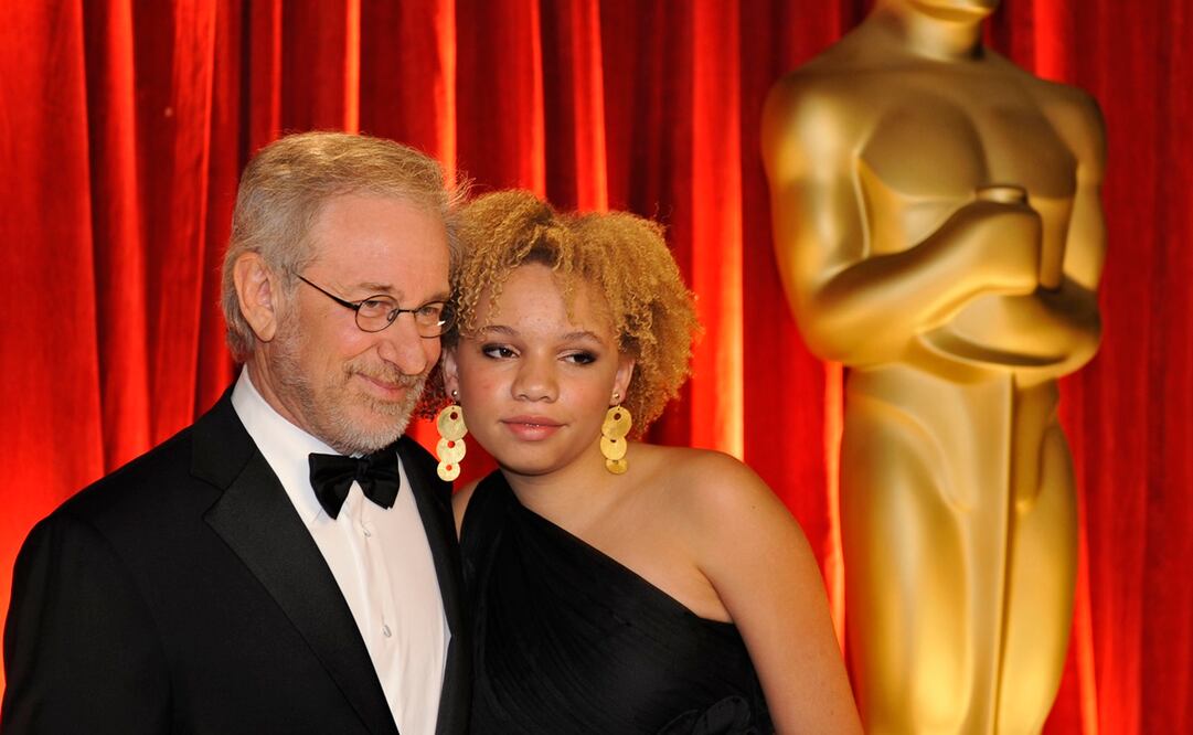 Steven Spielberg y Mikaela George. Foto: Archivo