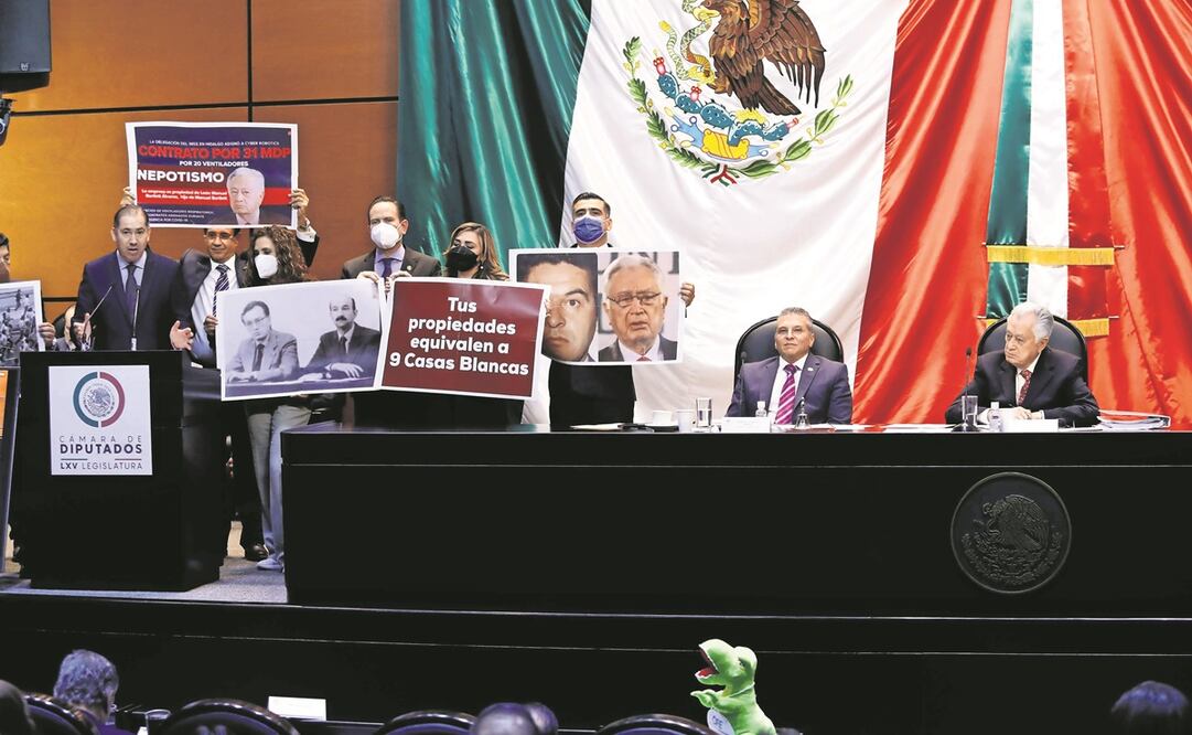 El director de la CFE, Manuel Bartlett (der.), mira a los diputados de la oposición que, con carteles, exigieron una explicación por las 10 casas que el funcionario posee. Foto: Diego Simón. EL UNIVERSAL