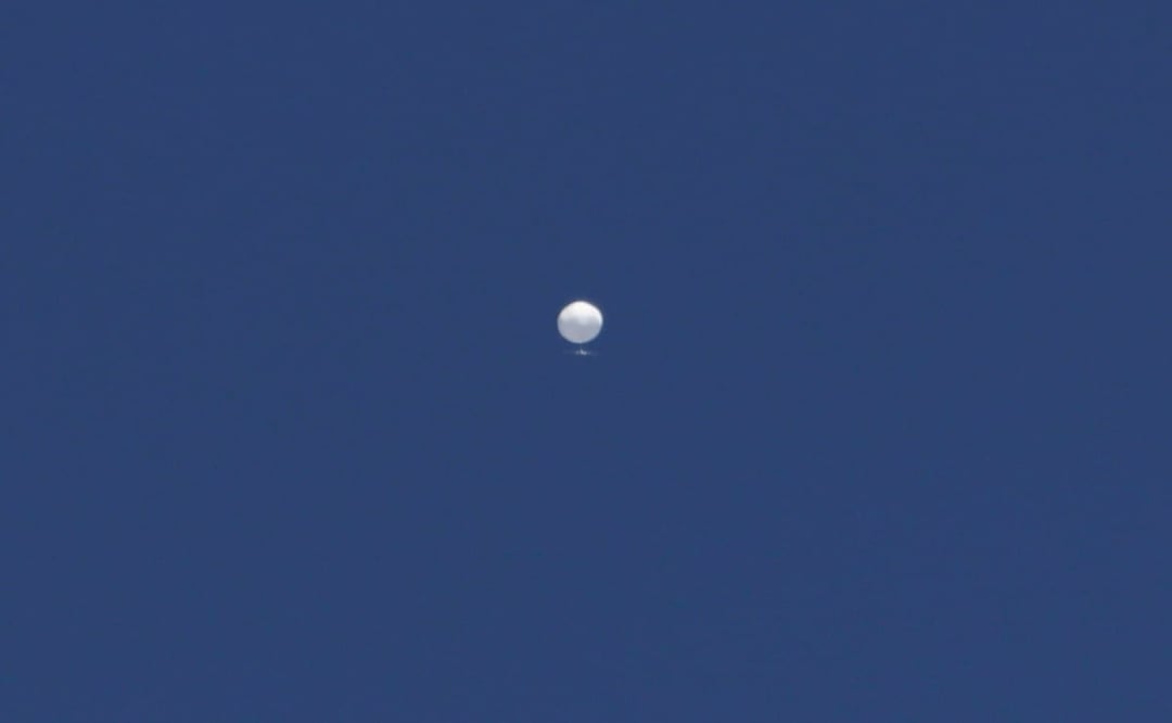 Un enorme globo surca el cielo sobre Columbia, Missouri. Foto: AP
