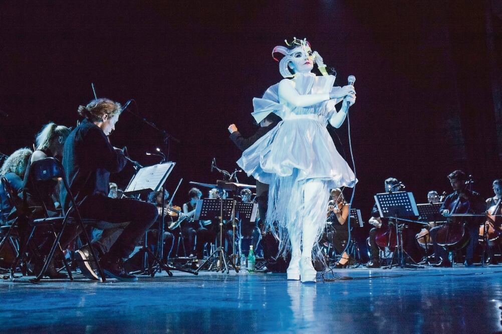 Dividió su performance en dos actos, en los que lució distintos atuendos (TOMADA DE FACEBOOK)