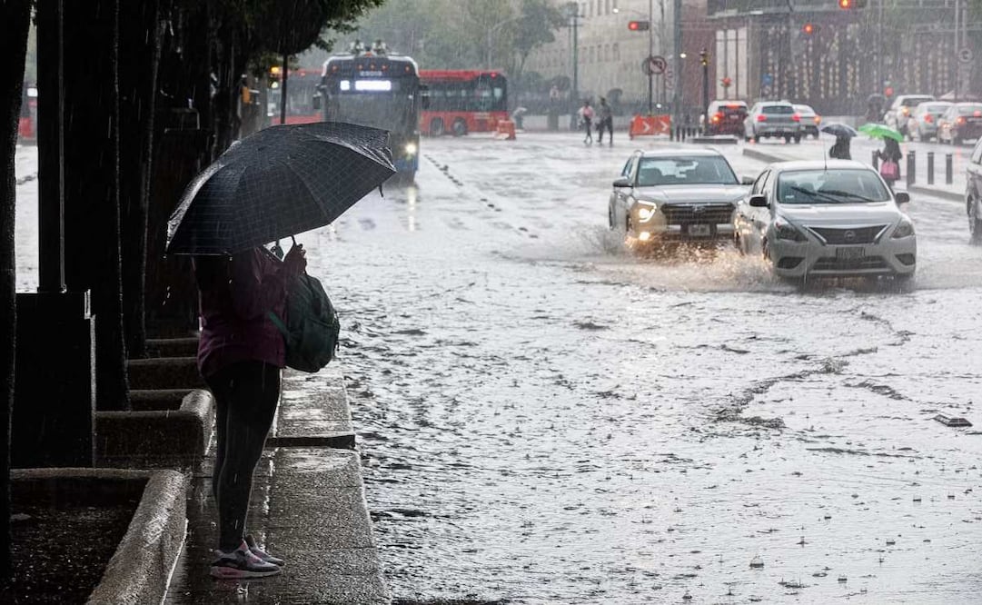 22 de junio de 2026, Ciudad de México. Una intensa lluvia sorprendió a peatones y automovilistas sobre Paseo de la Reforma, provocando encharcamientos y afectaciones a la movilidad en distintos tramos.
Foto: Osmar Alvarado | El Universal.