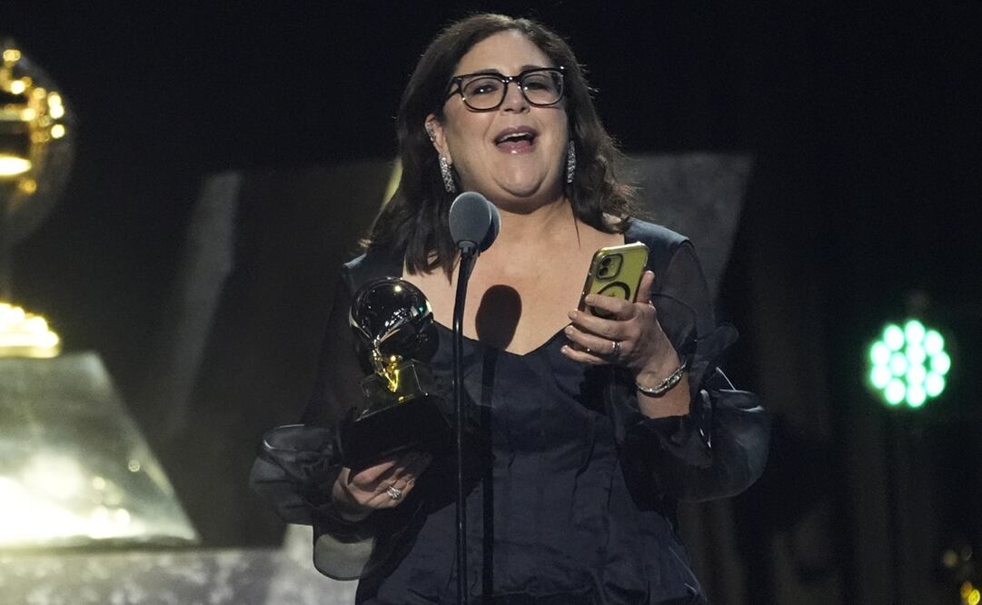 Gabriela Ortiz presume su galardón en la noche de los Grammy. Foto: AP/Chris Pizzello.