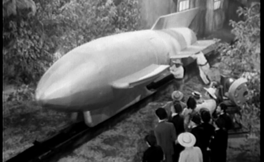 En una de las escenas de la película “El moderno barba azul” se observa una nave espacial que los protagonistas abordan para viajar a la Luna, el estilo de la nave y la fotografía son muy similares a la antigua película “Viaje a la Luna” dirigida por Georges Méliès en 1902. Foto: Especial.