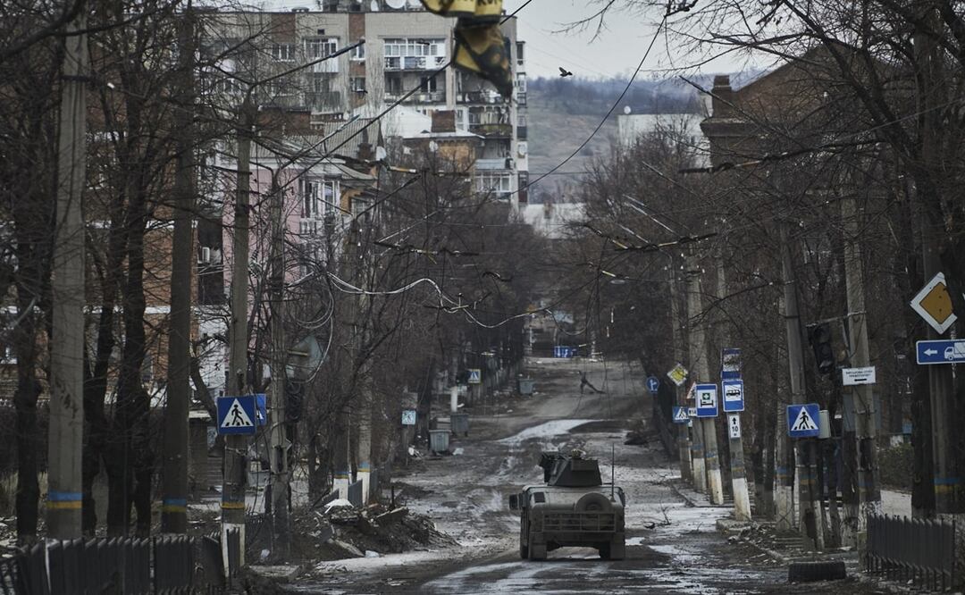 Soldados ucranianos circulan en un Humvee en Bajmut, en la región de Donetsk. FOTO: AP